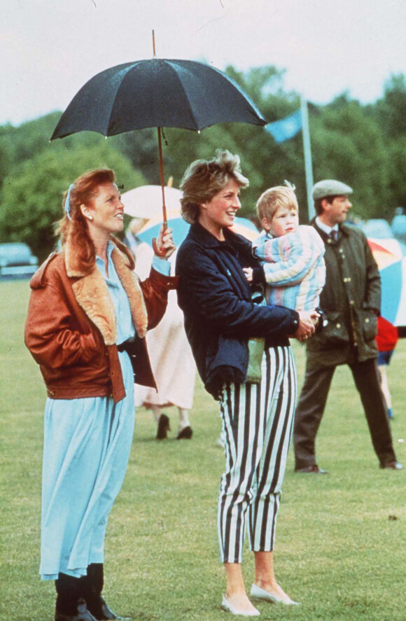 Sarah Ferguson, Diana et son fils le prince Harry lors d'une partie de polo à Windsor en 1987.