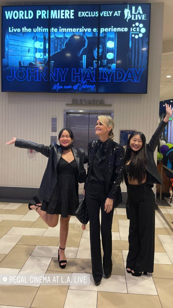 Laeticia Hallyday et ses filles Jade et Joy à la première mondiale du docu-live "Mon nom est Johnny" à Los Angeles.