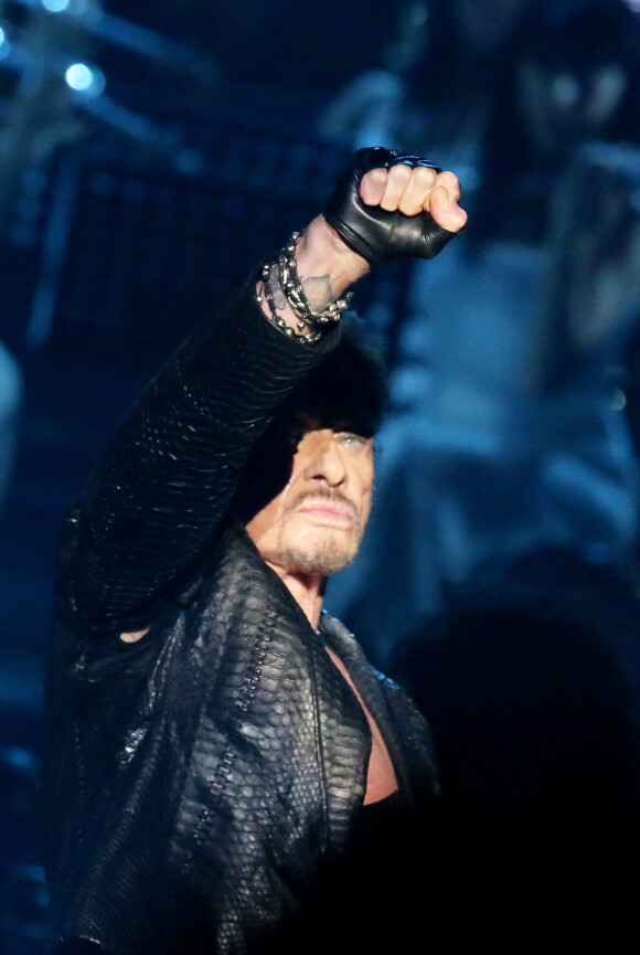 Exclusif - Johnny Hallyday se recoiffe sur scene lors de son concert au POPB de Bercy a Paris - Jour 2 de la tournee "Born Rocker Tour". Le 16 juin 2013