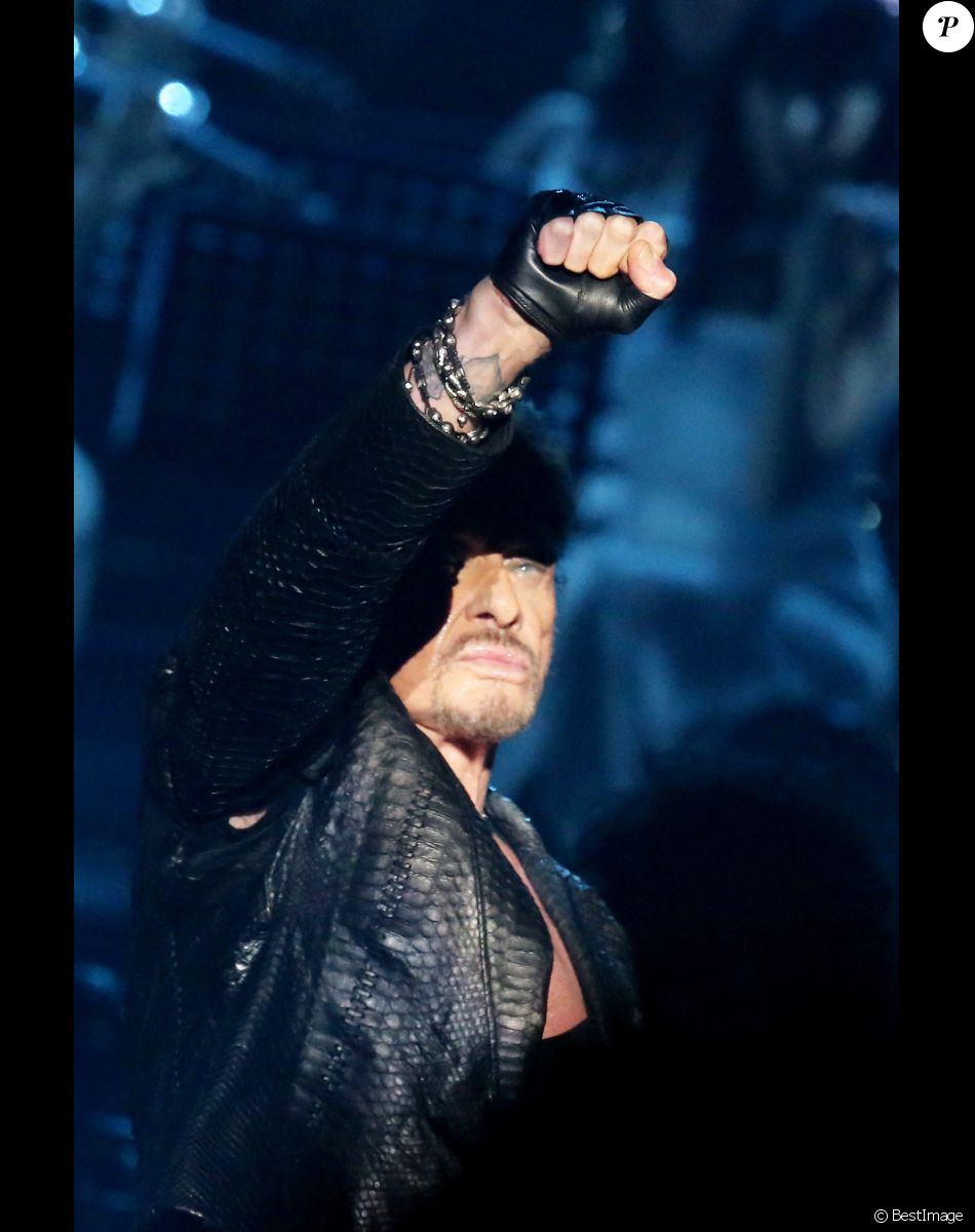 Exclusif - Johnny Hallyday se recoiffe sur scene lors de son concert au POPB de Bercy a Paris - Jour 2 de la tournee "Born Rocker Tour". Le 16 juin 2013