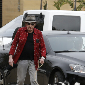 Johnny Hallyday arrive avec sa chienne Cheyenne pour aller déjeuner avec ses amis, P. Rambaldi et le musicien J.C. Sindres au restaurant Nobu dans le quartier de Malibu à Los Angeles, Californie, Etats-Unis, le 2 avril 2017.