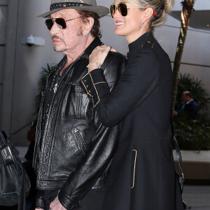 Après son 75ème concert, Johnny Hallyday arrive en famille avec sa femme Laeticia et ses filles Jade et Joy à l'aéroport de Los Angeles en provenance de Paris le 29 mars 2016.