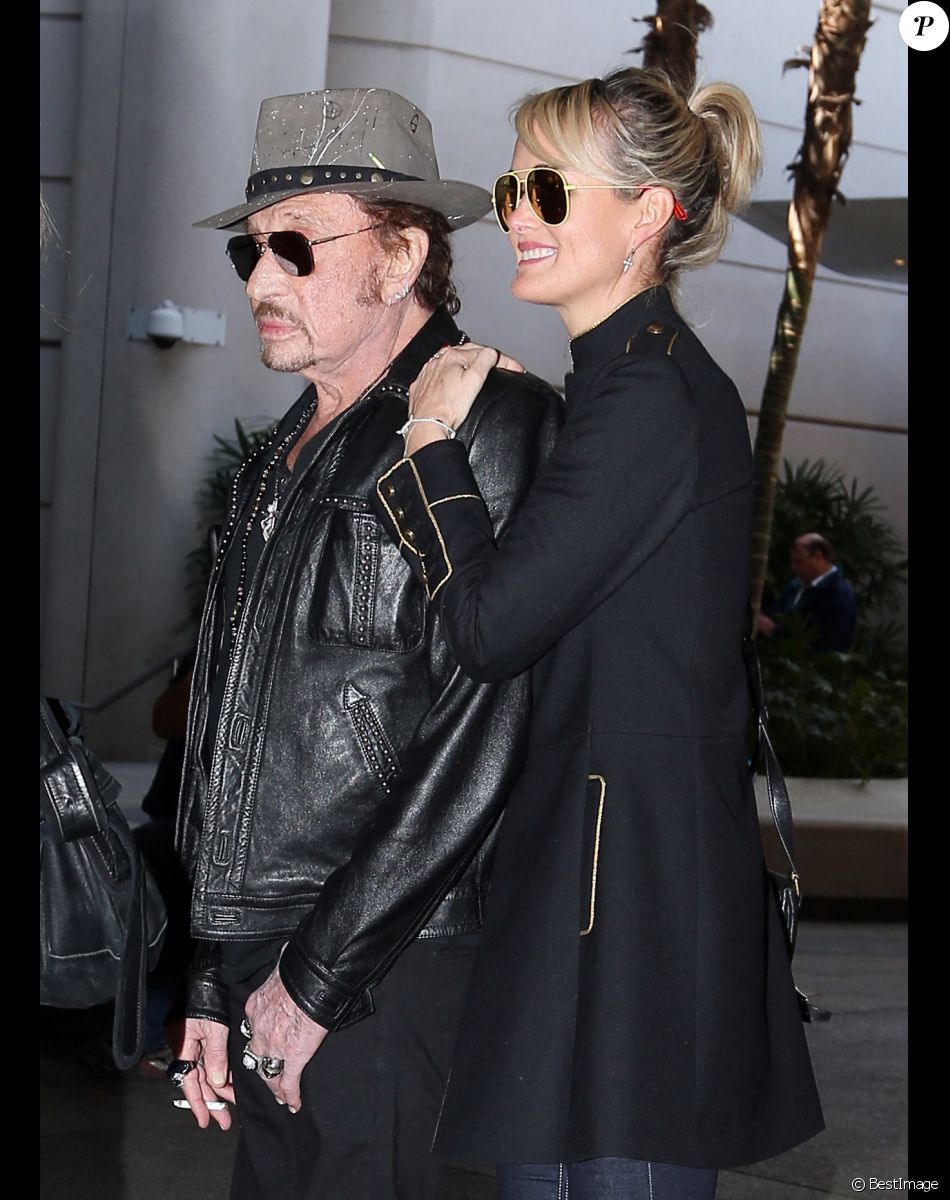 Après son 75ème concert, Johnny Hallyday arrive en famille avec sa femme Laeticia et ses filles Jade et Joy à l'aéroport de Los Angeles en provenance de Paris le 29 mars 2016.
