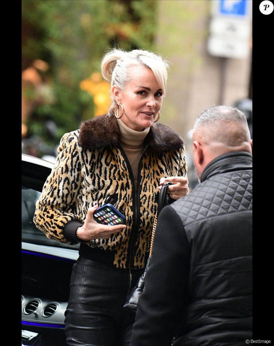 Exclusif - Laeticia Hallyday est allée au studio Guillaume Tell à Suresnes, le studio où Johnny enregistrait, avant d'aller à l'hôtel Costes à Paris le 16 novembre 2021.