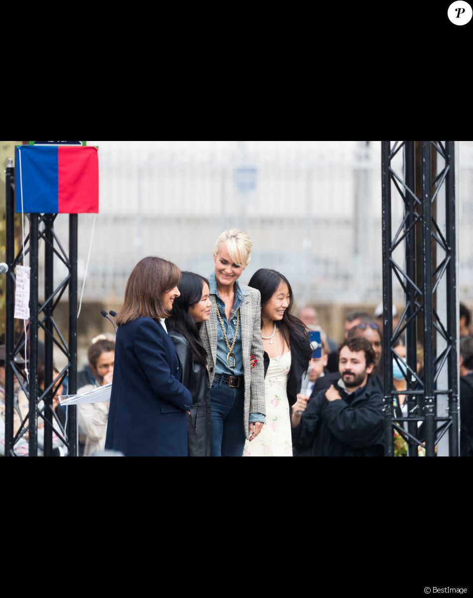 Anne Hidalgo, Maire de Paris, Laeticia Hallyday et ses filles Joy et Jade - Inauguration de l'esplanade "Johnny Hallyday" et de la statue "Quelque chose de ..." de l'artiste Bertrand Lavier sur le parvis de la salle de concert AccorHotels Arena Paris Bercy à Paris. Le 14 septembre 2021