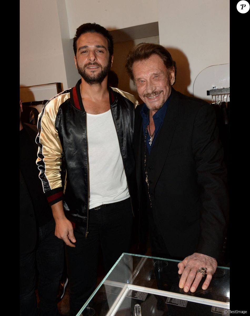Exclusif - Yodelice (Maxim Nucci) et Johnny Hallyday - Le joaillier Aaron Jah Stone et l'artiste Kongo ont présenté une nouvelle collection qui allie Street Art et Joaillerie chez Montaigne Market à Paris le 4 mars 2016. L'artiste Kongo a réalisé une performance en live. L'oeuvre a été offerte à l'Association " La bonne étoile " présidée par Laeticia Hallyday.
