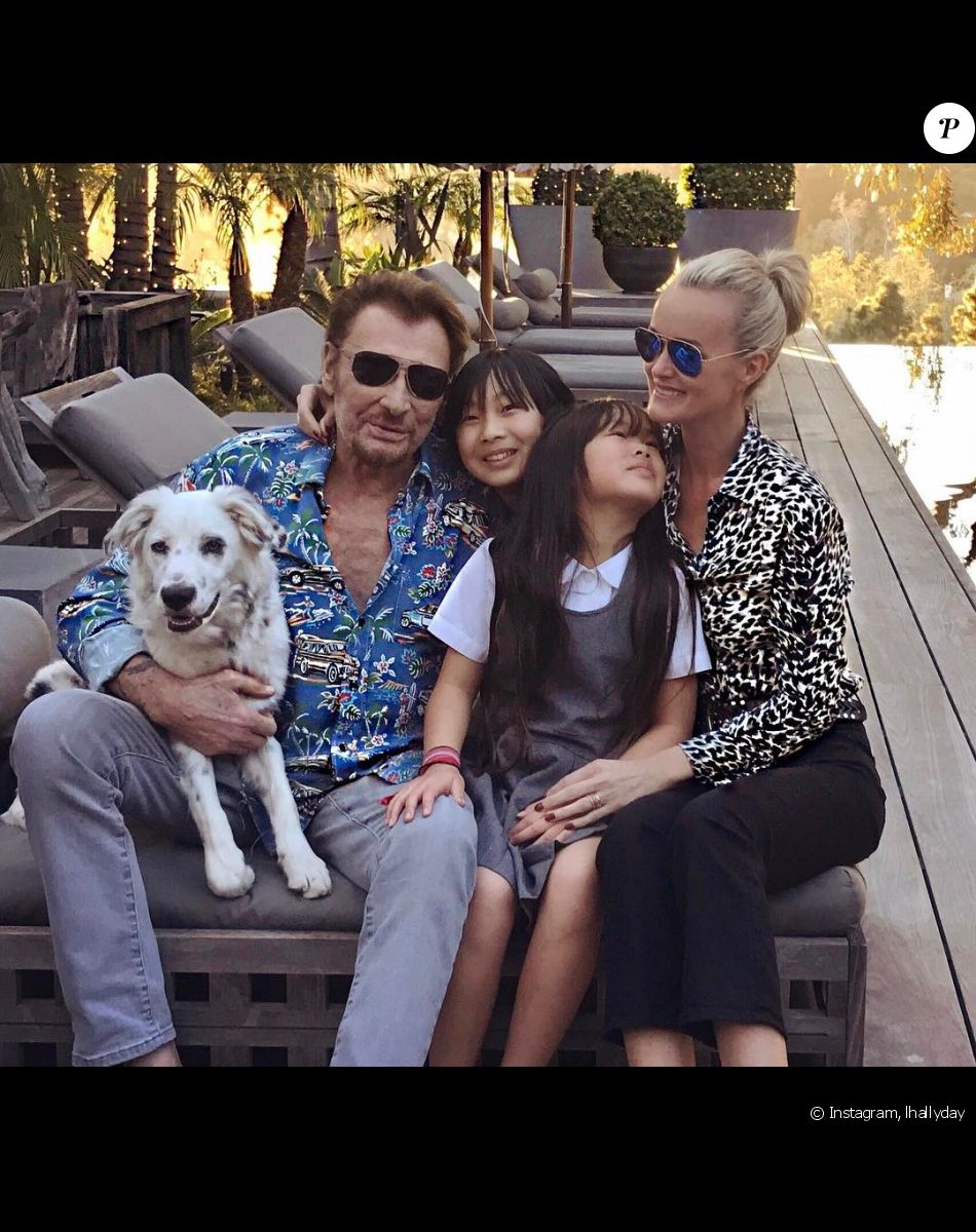 Johnny et Laeticia Hallyday dans leur maison de Pacific Palisades avec leurs filles Jade et Joy.