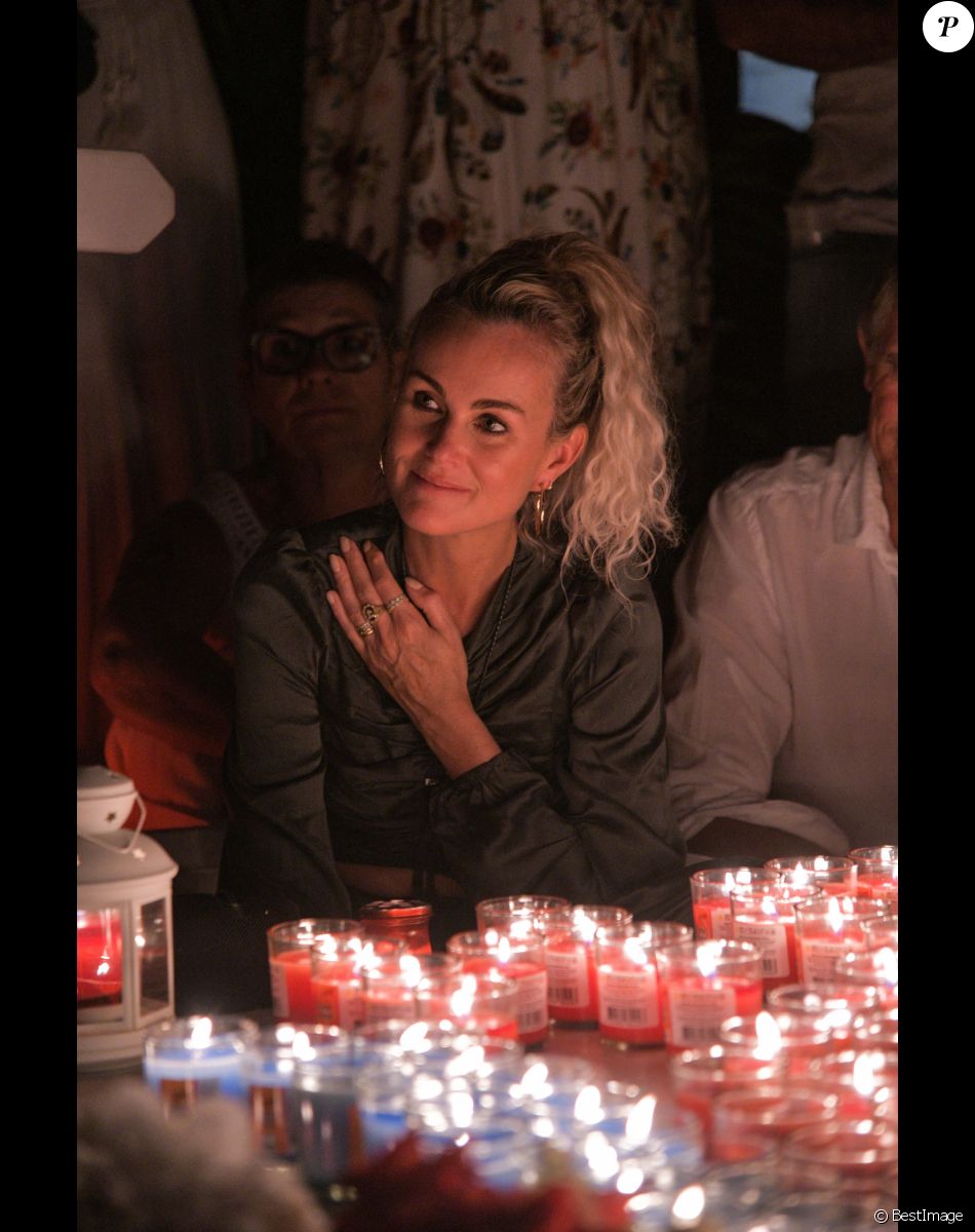 Laeticia Hallyday - Pour le deuxième anniversaire de la mort de Johnny, Laeticia Hallyday et ses filles Jade et Joy se recueillent sur sa tombe au cimetière de Lorient à Saint-Barthélémy le 5 décembre 2019.