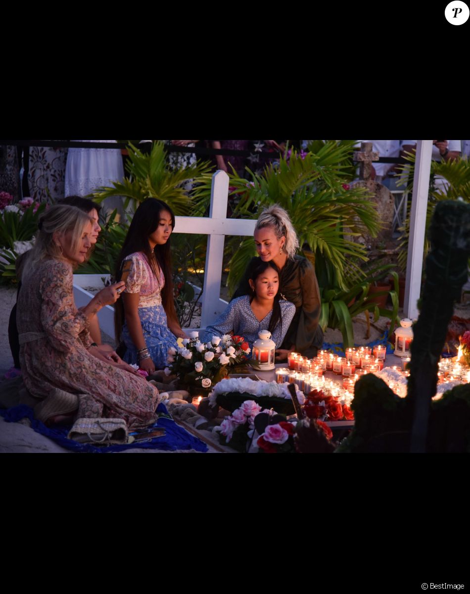 Liliane Jossua et sa fille Léa, Laeticia Hallyday et ses filles Jade et Joy - Pour le deuxième anniversaire de la mort de Johnny, Laeticia Hallyday et ses filles Jade et Joy se recueillent sur sa tombe au cimetière de Lorient à Saint-Barthélémy le 5 décembre 2019.