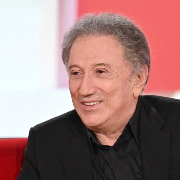 Exclusif - Michel Drucker - Enregistrement de l'émission "Vivement Dimanche" présentée par M.Drucker et diffusée le 5 décembre sur France 2. Le 23 novembre 2021 © Guillaume Gaffiot / Bestimage 