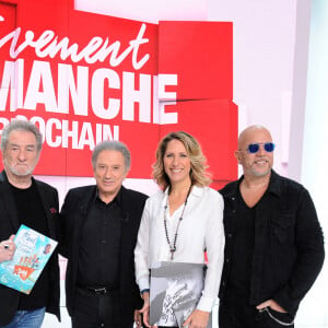 Exclusif - Mathieu Madénian, Viktor Vincent, Eddy Mitchell, Michel Drucker, Maud Fontenoy et Pascal Obispo - Enregistrement de l'émission "Vivement Dimanche prochain" présentée par M.Drucker et diffusée le 5 décembre sur France 2. Le 23 novembre 2021 © Guillaume Gaffiot / Bestimage 