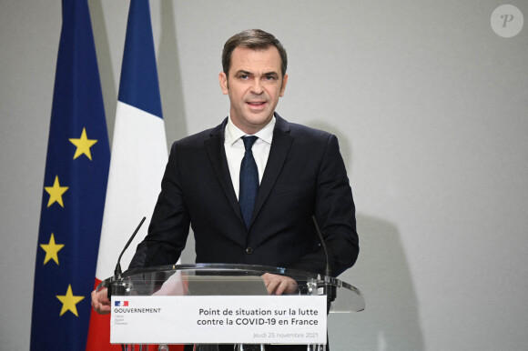 Olivier Véran, ministre des Solidarités avec la Santé, lors d'une conférence de presse sur les mesures prises par le gouvernement pour contrer la 5ème vague de Covid-19 à Paris