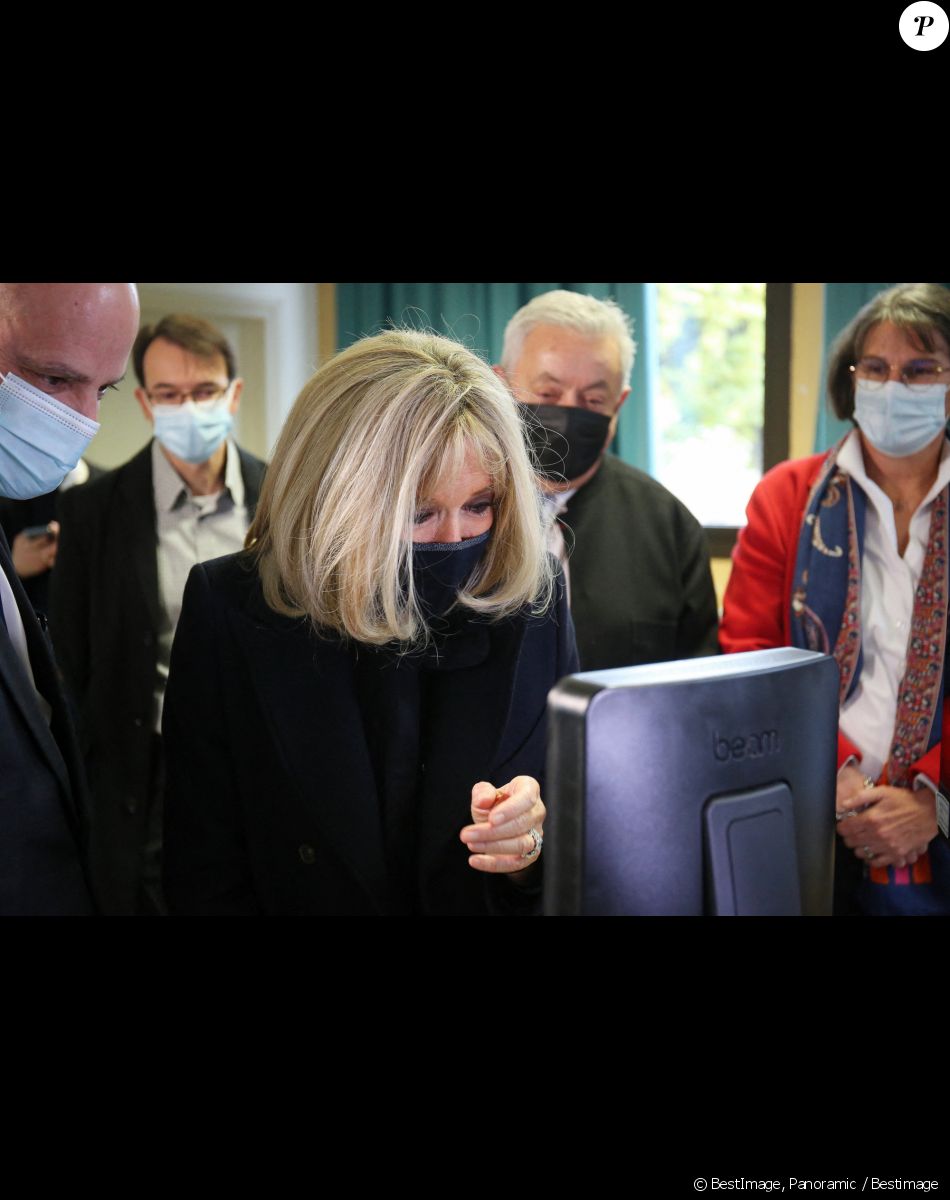 La première Brigitte Macron et Jean-Michel Blanquer, ministre de l'éducation nationale, visitent l'école primaire Jules Ferry à Ormesson sur Marne pour pour se familiariser avec des systèmes robotisés qui permettent aux élèves, souffrant d'une longue maladie, de pouvoir suivre leur scolarité le 3 décembre 2021. La Première dame et le ministre de l'Education nationale ont rencontré les élèves et professeurs qui utilisent le programme TED-i (Travailler Ensemble à Distance et en interaction). La première dame a pu échanger avec Buddy, robot de télé-éducation. © Panoramic / Bestimage