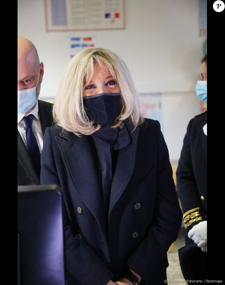La première Brigitte Macron et Jean-Michel Blanquer, ministre de l'éducation nationale, visitent l'école primaire Jules Ferry à Ormesson sur Marne. La première dame a pu échanger avec Buddy, robot de télé-éducation. © Panoramic / Bestimage