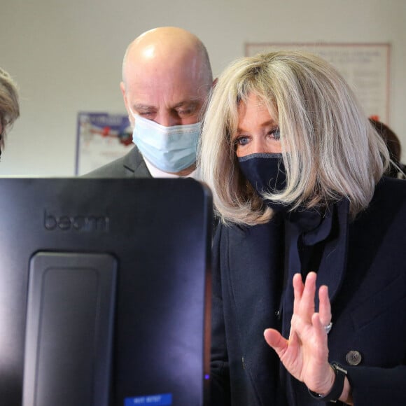 La première Brigitte Macron et Jean-Michel Blanquer, ministre de l'éducation nationale, visitent l'école primaire Jules Ferry à Ormesson sur Marne pour pour se familiariser avec des systèmes robotisés qui permettent aux élèves, souffrant d'une longue maladie, de pouvoir suivre leur scolarité le 3 décembre 2021. La Première dame et le ministre de l'Education nationale ont rencontré les élèves et professeurs qui utilisent le programme TED-i (Travailler Ensemble à Distance et en interaction). La première dame a pu échanger avec Buddy, robot de télé-éducation. © Panoramic / Bestimage