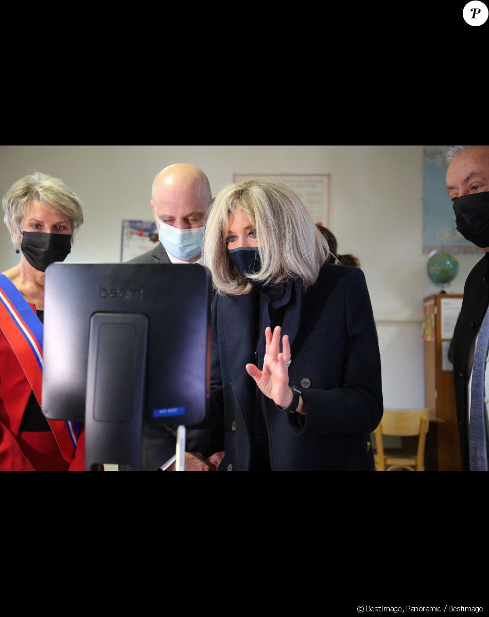 La première Brigitte Macron et Jean-Michel Blanquer, ministre de l'éducation nationale, visitent l'école primaire Jules Ferry à Ormesson sur Marne pour pour se familiariser avec des systèmes robotisés qui permettent aux élèves, souffrant d'une longue maladie, de pouvoir suivre leur scolarité le 3 décembre 2021. La Première dame et le ministre de l'Education nationale ont rencontré les élèves et professeurs qui utilisent le programme TED-i (Travailler Ensemble à Distance et en interaction). La première dame a pu échanger avec Buddy, robot de télé-éducation. © Panoramic / Bestimage