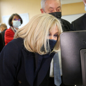 La première Brigitte Macron et Jean-Michel Blanquer, ministre de l'éducation nationale, visitent l'école primaire Jules Ferry à Ormesson sur Marne pour pour se familiariser avec des systèmes robotisés qui permettent aux élèves, souffrant d'une longue maladie, de pouvoir suivre leur scolarité le 3 décembre 2021. La Première dame et le ministre de l'Education nationale ont rencontré les élèves et professeurs qui utilisent le programme TED-i (Travailler Ensemble à Distance et en interaction). La première dame a pu échanger avec Buddy, robot de télé-éducation. © Panoramic / Bestimage