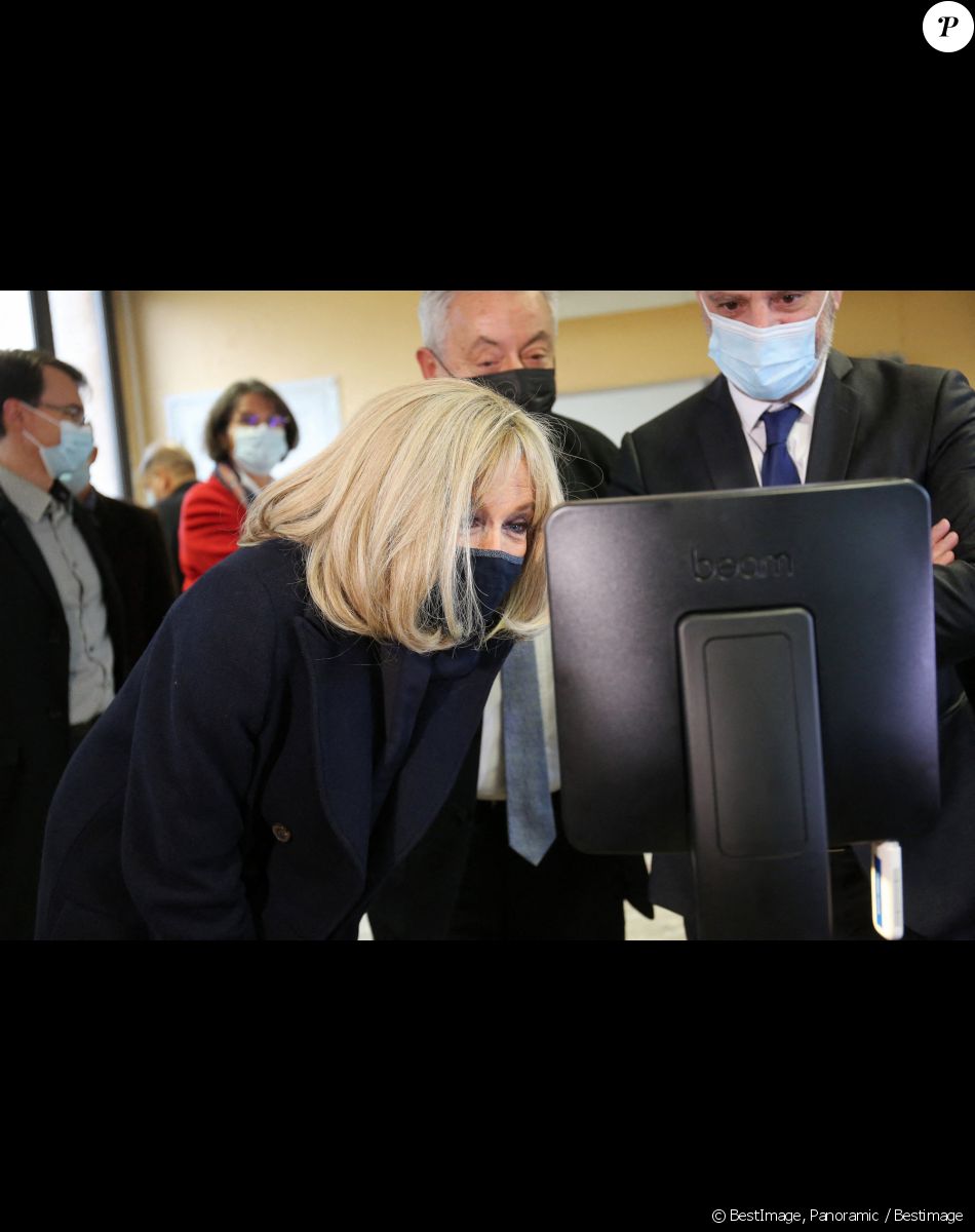 La première Brigitte Macron et Jean-Michel Blanquer, ministre de l'éducation nationale, visitent l'école primaire Jules Ferry à Ormesson sur Marne pour pour se familiariser avec des systèmes robotisés qui permettent aux élèves, souffrant d'une longue maladie, de pouvoir suivre leur scolarité le 3 décembre 2021. La Première dame et le ministre de l'Education nationale ont rencontré les élèves et professeurs qui utilisent le programme TED-i (Travailler Ensemble à Distance et en interaction). La première dame a pu échanger avec Buddy, robot de télé-éducation. © Panoramic / Bestimage