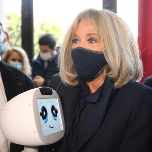 La première Brigitte Macron et Jean-Michel Blanquer, ministre de l'éducation nationale, visitent l'école primaire Jules Ferry à Ormesson sur Marne pour pour se familiariser avec des systèmes robotisés qui permettent aux élèves, souffrant d'une longue maladie, de pouvoir suivre leur scolarité le 3 décembre 2021. La Première dame et le ministre de l'Education nationale ont rencontré les élèves et professeurs qui utilisent le programme TED-i (Travailler Ensemble à Distance et en interaction). La première dame a pu échanger avec Buddy, robot de télé-éducation. © Panoramic / Bestimage