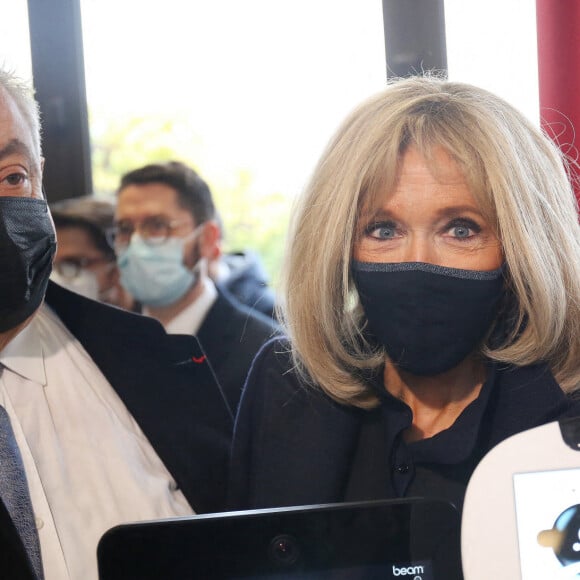 La première Brigitte Macron et Jean-Michel Blanquer, ministre de l'éducation nationale, visitent l'école primaire Jules Ferry à Ormesson sur Marne pour pour se familiariser avec des systèmes robotisés qui permettent aux élèves, souffrant d'une longue maladie, de pouvoir suivre leur scolarité le 3 décembre 2021. La Première dame et le ministre de l'Education nationale ont rencontré les élèves et professeurs qui utilisent le programme TED-i (Travailler Ensemble à Distance et en interaction). La première dame a pu échanger avec Buddy, robot de télé-éducation. © Panoramic / Bestimage