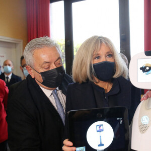 La première Brigitte Macron et Jean-Michel Blanquer, ministre de l'éducation nationale, visitent l'école primaire Jules Ferry à Ormesson sur Marne pour pour se familiariser avec des systèmes robotisés qui permettent aux élèves, souffrant d'une longue maladie, de pouvoir suivre leur scolarité le 3 décembre 2021. La Première dame et le ministre de l'Education nationale ont rencontré les élèves et professeurs qui utilisent le programme TED-i (Travailler Ensemble à Distance et en interaction). La première dame a pu échanger avec Buddy, robot de télé-éducation. © Panoramic / Bestimage