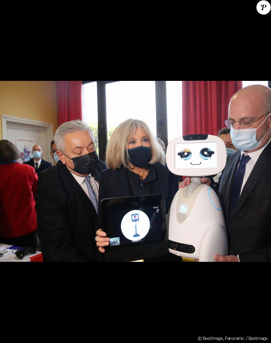 La première Brigitte Macron et Jean-Michel Blanquer, ministre de l'éducation nationale, visitent l'école primaire Jules Ferry à Ormesson sur Marne pour pour se familiariser avec des systèmes robotisés qui permettent aux élèves, souffrant d'une longue maladie, de pouvoir suivre leur scolarité le 3 décembre 2021. La Première dame et le ministre de l'Education nationale ont rencontré les élèves et professeurs qui utilisent le programme TED-i (Travailler Ensemble à Distance et en interaction). La première dame a pu échanger avec Buddy, robot de télé-éducation. © Panoramic / Bestimage
