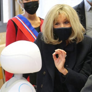 La première Brigitte Macron et Jean-Michel Blanquer, ministre de l'éducation nationale, visitent l'école primaire Jules Ferry à Ormesson sur Marne pour pour se familiariser avec des systèmes robotisés qui permettent aux élèves, souffrant d'une longue maladie, de pouvoir suivre leur scolarité le 3 décembre 2021. La Première dame et le ministre de l'Education nationale ont rencontré les élèves et professeurs qui utilisent le programme TED-i (Travailler Ensemble à Distance et en interaction). La première dame a pu échanger avec Buddy, robot de télé-éducation. © Panoramic / Bestimage