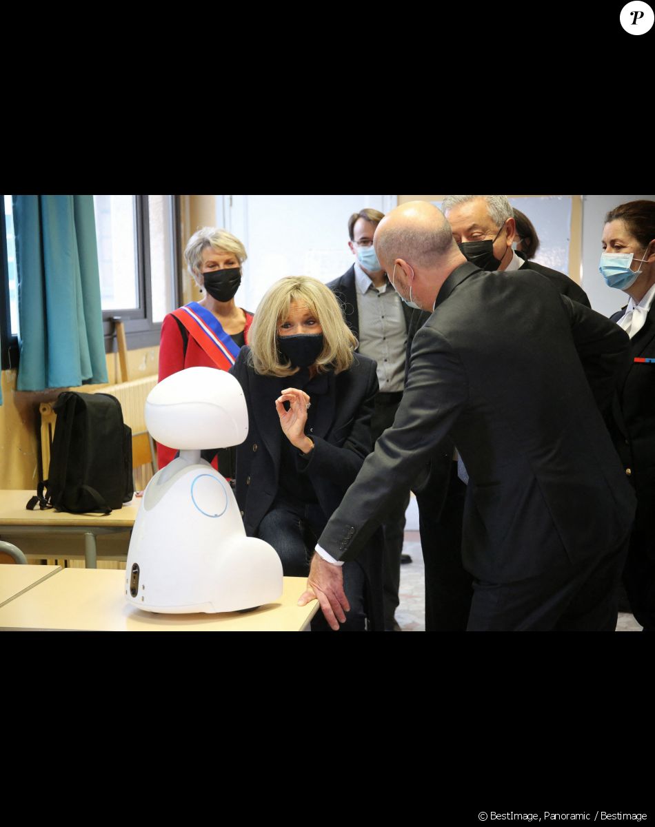 La première Brigitte Macron et Jean-Michel Blanquer, ministre de l'éducation nationale, visitent l'école primaire Jules Ferry à Ormesson sur Marne pour pour se familiariser avec des systèmes robotisés qui permettent aux élèves, souffrant d'une longue maladie, de pouvoir suivre leur scolarité le 3 décembre 2021. La Première dame et le ministre de l'Education nationale ont rencontré les élèves et professeurs qui utilisent le programme TED-i (Travailler Ensemble à Distance et en interaction). La première dame a pu échanger avec Buddy, robot de télé-éducation. © Panoramic / Bestimage