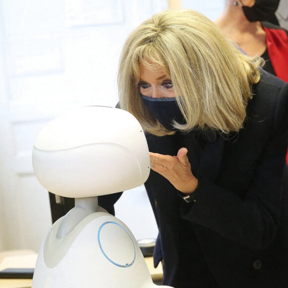 La première Brigitte Macron et Jean-Michel Blanquer, ministre de l'éducation nationale, visitent l'école primaire Jules Ferry à Ormesson sur Marne pour pour se familiariser avec des systèmes robotisés qui permettent aux élèves, souffrant d'une longue maladie, de pouvoir suivre leur scolarité le 3 décembre 2021. La Première dame et le ministre de l'Education nationale ont rencontré les élèves et professeurs qui utilisent le programme TED-i (Travailler Ensemble à Distance et en interaction). La première dame a pu échanger avec Buddy, robot de télé-éducation. © Panoramic / Bestimage