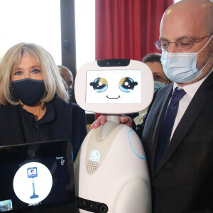 La première Brigitte Macron et Jean-Michel Blanquer, ministre de l'éducation nationale, visitent l'école primaire Jules Ferry à Ormesson sur Marne pour pour se familiariser avec des systèmes robotisés qui permettent aux élèves, souffrant d'une longue maladie, de pouvoir suivre leur scolarité le 3 décembre 2021. La Première dame et le ministre de l'Education nationale ont rencontré les élèves et professeurs qui utilisent le programme TED-i (Travailler Ensemble à Distance et en interaction). La première dame a pu échanger avec Buddy, robot de télé-éducation. © Panoramic / Bestimage