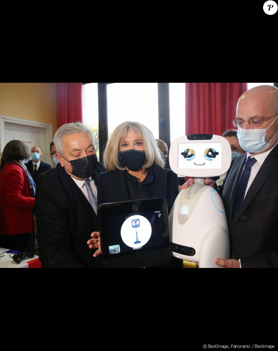 La première Brigitte Macron et Jean-Michel Blanquer, ministre de l'éducation nationale, visitent l'école primaire Jules Ferry à Ormesson sur Marne pour pour se familiariser avec des systèmes robotisés qui permettent aux élèves, souffrant d'une longue maladie, de pouvoir suivre leur scolarité le 3 décembre 2021. La Première dame et le ministre de l'Education nationale ont rencontré les élèves et professeurs qui utilisent le programme TED-i (Travailler Ensemble à Distance et en interaction). La première dame a pu échanger avec Buddy, robot de télé-éducation. © Panoramic / Bestimage