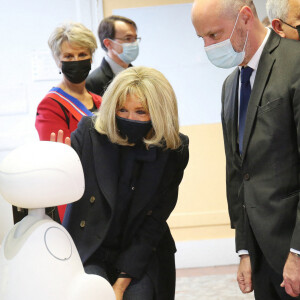 La première Brigitte Macron et Jean-Michel Blanquer, ministre de l'éducation nationale, visitent l'école primaire Jules Ferry à Ormesson sur Marne pour pour se familiariser avec des systèmes robotisés qui permettent aux élèves, souffrant d'une longue maladie, de pouvoir suivre leur scolarité le 3 décembre 2021. La Première dame et le ministre de l'Education nationale ont rencontré les élèves et professeurs qui utilisent le programme TED-i (Travailler Ensemble à Distance et en interaction). La première dame a pu échanger avec Buddy, robot de télé-éducation. © Panoramic / Bestimage