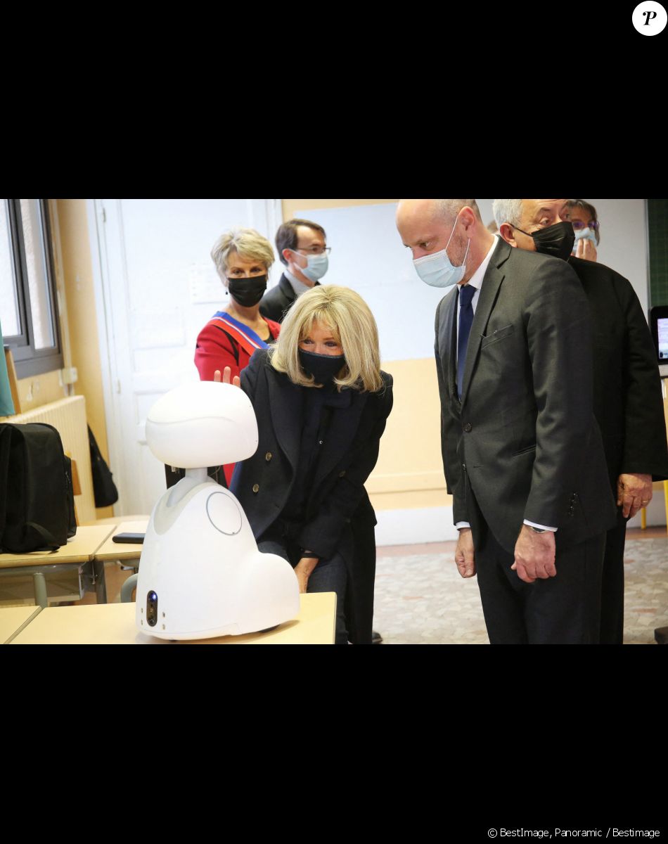 La première Brigitte Macron et Jean-Michel Blanquer, ministre de l'éducation nationale, visitent l'école primaire Jules Ferry à Ormesson sur Marne pour pour se familiariser avec des systèmes robotisés qui permettent aux élèves, souffrant d'une longue maladie, de pouvoir suivre leur scolarité le 3 décembre 2021. La Première dame et le ministre de l'Education nationale ont rencontré les élèves et professeurs qui utilisent le programme TED-i (Travailler Ensemble à Distance et en interaction). La première dame a pu échanger avec Buddy, robot de télé-éducation. © Panoramic / Bestimage