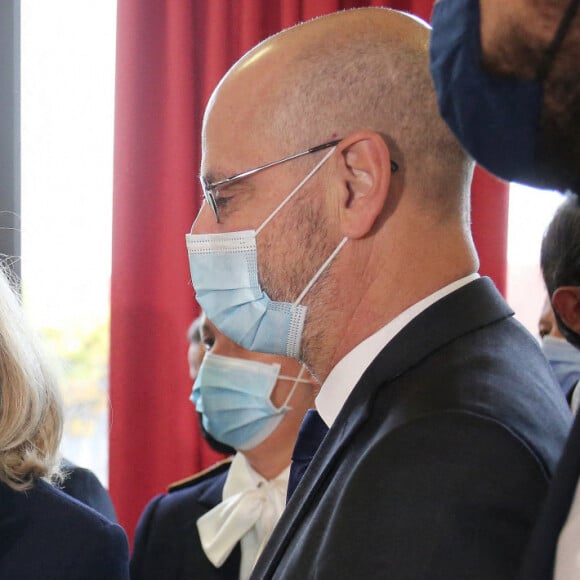 La première Brigitte Macron et Jean-Michel Blanquer, ministre de l'éducation nationale, visitent l'école primaire Jules Ferry à Ormesson sur Marne pour pour se familiariser avec des systèmes robotisés qui permettent aux élèves, souffrant d'une longue maladie, de pouvoir suivre leur scolarité le 3 décembre 2021. La Première dame et le ministre de l'Education nationale ont rencontré les élèves et professeurs qui utilisent le programme TED-i (Travailler Ensemble à Distance et en interaction). La première dame a pu échanger avec Buddy, robot de télé-éducation. © Panoramic / Bestimage