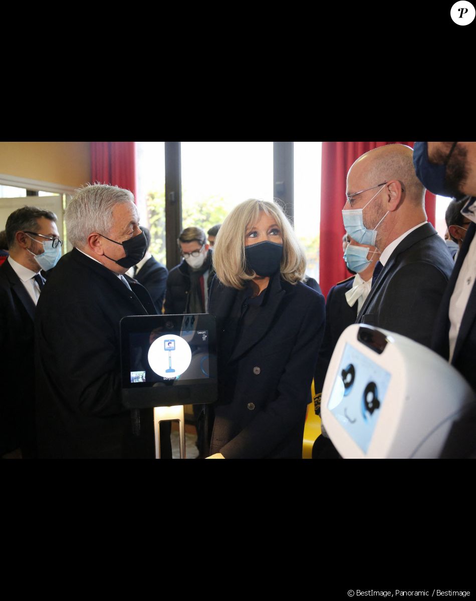 La première Brigitte Macron et Jean-Michel Blanquer, ministre de l'éducation nationale, visitent l'école primaire Jules Ferry à Ormesson sur Marne pour pour se familiariser avec des systèmes robotisés qui permettent aux élèves, souffrant d'une longue maladie, de pouvoir suivre leur scolarité le 3 décembre 2021. La Première dame et le ministre de l'Education nationale ont rencontré les élèves et professeurs qui utilisent le programme TED-i (Travailler Ensemble à Distance et en interaction). La première dame a pu échanger avec Buddy, robot de télé-éducation. © Panoramic / Bestimage