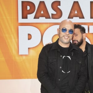 Pascal Obispo, Cyril Hanouna lors de l'émission Touche pas à mon poste (TPMP) diffusée en direct sur C8 le 2 novembre 2021. © Jack Tribeca / Bestimage 