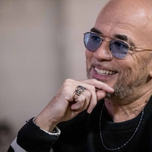 Pascal Obispo lors de l'enregistrement de sa surprise pour l'émission "La Lettre", à La Cantine Sauvage à La Plaine-Saint-Denis à Paris, présentée par S.Davant et diffusée le 29 mai 2021 sur France 2. Le 5 décembre 2020 © Cyril Moreau / Bestimage 