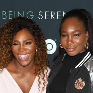 Serena Williams et sa soeur Venus Williams à la première du documentaire 'Being Serena' à New York, le 25 avril 2018