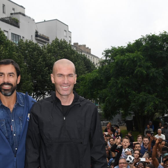 Zinédine Zidane avec ses coéquipiers Laurent Blanc, Alain Boghossian, Robert Pirès, Martin Djetou, Lionel Charbonnier et Youri Djorkaeff - À l'occasion du 20ème anniversaire de la victoire des Bleus en Coupe du monde, l'ex-entraîneur du Real Madrid inaugure un terrain pour les jeunes à côté du Stade de France le "playground ZZ 10", à Saint-Denis, Seine Saint-Denis, France, le 11 juin 2018. © Bestimage