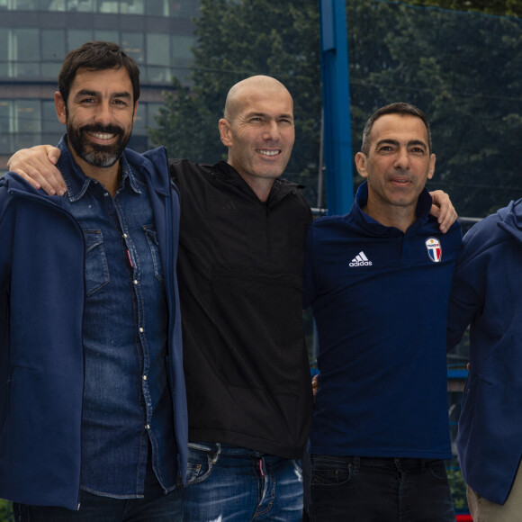 Zinédine Zidane avec ses coéquipiers Laurent Blanc, Alain Boghossian, Robert Pirès, Martin Djetou, Lionel Charbonnier et Youri Djorkaeff - À l'occasion du 20ème anniversaire de la victoire des Bleus en Coupe du monde, l'ex-entraîneur du Real Madrid inaugure un terrain pour les jeunes à côté du Stade de France le "playground ZZ 10", à Saint-Denis, Seine Saint-Denis, France, le 11 juin 2018. © Bestimage