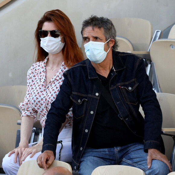 Julien Clerc et sa femme Hélène dans les tribunes des Internationaux de France de Roland Garros à Paris le 11 juin 2021. © Dominique Jacovides / Bestimage 