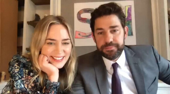 Dans le cadre de son émission "Quelques bonnes nouvelles" (Youtube), John Krasinski et sa femme Emily Blunt font la surprise à une jeune fan en conviant le casting de la comédie musicale "Hamilton" pour elle, sur le site de visioconférence "Zoom", pendant le confinement. N'ayant pu voir le spectacle à New York, à cause de l'épidémie de coronavirus (Covid-19), la jeune Aubrey, 9 ans, a vu la troupe lui chanter le titre d'ouverture. Los Angeles. Le 6 avril 2020.  John Krasinski and wife Emily Blunt surprise 9 year-old girl with Zoom performance of original Hamilton cast including Lin-Manuel Miranda. The Hollywood couple gave a nine-year-old Hamilton fan called Aubrey a delightful surprise on Zoom over the weekend. The little girl had tickets to see the musical but her hopes were dashed as theaters shut down amid the coronavirus lockdowns. Her mother Tweeted Miranda letting him know how disappointed Aubrey was - and revealed she had watched Blunt's movie Mary Poppins Returns instead. So on his YouTube show Krasinski gave her two surprises as he chatted to her via the video link. First he pulled Blunt, who played Mary Poppins, into the chat - leaving Aubrey open mouthed. But then The Office star treated her to a Zoom reunion of the original Broadway cast including the show's writer and leading man Lin-Manuel Miranda. Lin-Manuel and his fellow Broadway stars regaled the thrilled child with a rendition of the show's opening number Alexander Hamilton. When Leslie Odom Jr, the original Aaron Burr, joined the Zoom chat and began rapping the first verses Aubrey clapped her hands to her mouth. Daveed Diggs reprised his role as Thomas Jefferson, with Christopher Jackson returning to the part of George Washington. Phillipa Soo was back playing Alexander Hamilton's wife Eliza, a performance that earned her a Tony Award for best actress. Jonathan Groff, Renee Elise Goldsberry, Anthony Ramos, Javier Munoz, Okieriete Onaodowan, Jasmine Cephas-Jones of the original cast all got in on the act. Their choice of number was an apt one as Aubrey revealed that Alexander Hamilton is her 'favorite song' from the show. Los Angeles. April 6, 2020.
