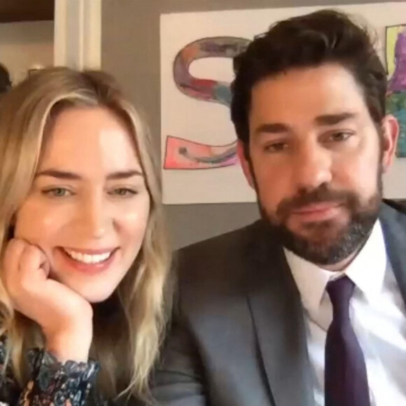 Dans le cadre de son émission "Quelques bonnes nouvelles" (Youtube), John Krasinski et sa femme Emily Blunt font la surprise à une jeune fan en conviant le casting de la comédie musicale "Hamilton" pour elle, sur le site de visioconférence "Zoom", pendant le confinement. N'ayant pu voir le spectacle à New York, à cause de l'épidémie de coronavirus (Covid-19), la jeune Aubrey, 9 ans, a vu la troupe lui chanter le titre d'ouverture. Los Angeles. Le 6 avril 2020.  John Krasinski and wife Emily Blunt surprise 9 year-old girl with Zoom performance of original Hamilton cast including Lin-Manuel Miranda. The Hollywood couple gave a nine-year-old Hamilton fan called Aubrey a delightful surprise on Zoom over the weekend. The little girl had tickets to see the musical but her hopes were dashed as theaters shut down amid the coronavirus lockdowns. Her mother Tweeted Miranda letting him know how disappointed Aubrey was - and revealed she had watched Blunt's movie Mary Poppins Returns instead. So on his YouTube show Krasinski gave her two surprises as he chatted to her via the video link. First he pulled Blunt, who played Mary Poppins, into the chat - leaving Aubrey open mouthed. But then The Office star treated her to a Zoom reunion of the original Broadway cast including the show's writer and leading man Lin-Manuel Miranda. Lin-Manuel and his fellow Broadway stars regaled the thrilled child with a rendition of the show's opening number Alexander Hamilton. When Leslie Odom Jr, the original Aaron Burr, joined the Zoom chat and began rapping the first verses Aubrey clapped her hands to her mouth. Daveed Diggs reprised his role as Thomas Jefferson, with Christopher Jackson returning to the part of George Washington. Phillipa Soo was back playing Alexander Hamilton's wife Eliza, a performance that earned her a Tony Award for best actress. Jonathan Groff, Renee Elise Goldsberry, Anthony Ramos, Javier Munoz, Okieriete Onaodowan, Jasmine Cephas-Jones of the original cast all got in on the act. Their choice of number was an apt one as Aubrey revealed that Alexander Hamilton is her 'favorite song' from the show. Los Angeles. April 6, 2020.