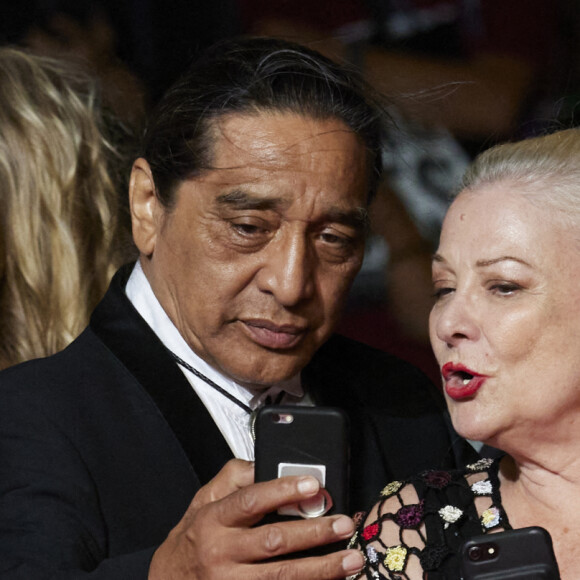 Josiane Balasko et son mari George Aguilar - Montée des marches du film "Tralala" lors du 74e Festival International du Film de Cannes. Le 13 juillet 2021. © Borde-Jacovides-Moreau / Bestimage