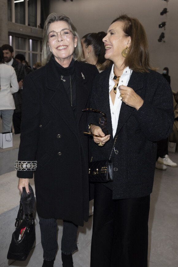 La princesse Caroline de Hanovre et Carole Bouquet assistent au défilé de mode Chanel Métiers d'Art 2021-2022 au 19M. Paris. © Olivier Borde/Bestimage