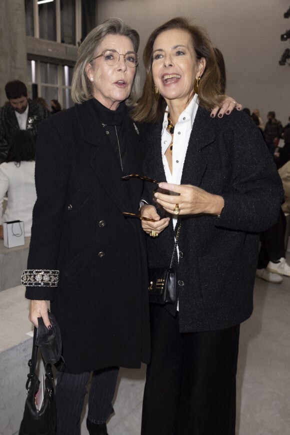 La princesse Caroline de Hanovre et Carole Bouquet assistent au défilé de mode Chanel Métiers d'Art 2021-2022 au 19M. Paris, le 7 décembre 2021. © Olivier Borde/Bestimage