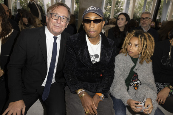 Bruno Pavlovsky (président de la mode, Chanel), Pharrell Williams et son fils Rocket assistent au défilé de mode Chanel Métiers d'Art 2021-2022 au 19M. Paris, le 7 décembre 2021. © Olivier Borde/Bestimage
