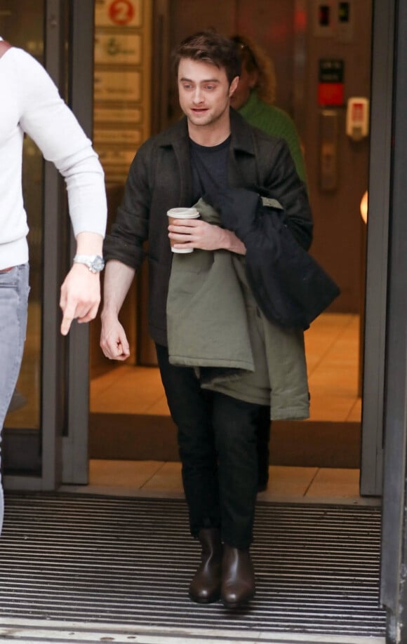 Daniel Radcliffe quitte les studios de la BBC à Londres, le 15 mars 2020.