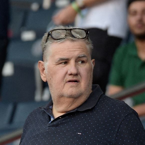 Pierre Ménès - People dans les tribunes - Match de football en ligue 1 Uber Eats : Le PSG (Paris Saint-Germain) remporte la victoire contre Strasbourg au Parc des Princes. © Federico Pestellini / Panoramic / Bestimage