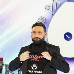 Exclusif - Cyril Hanouna sur le plateau de l'émission TPMP (Touche pas à mon poste ) diffusée en direct sur C8 le 29 novembre 2021. © Jack Tribeca / Bestimage